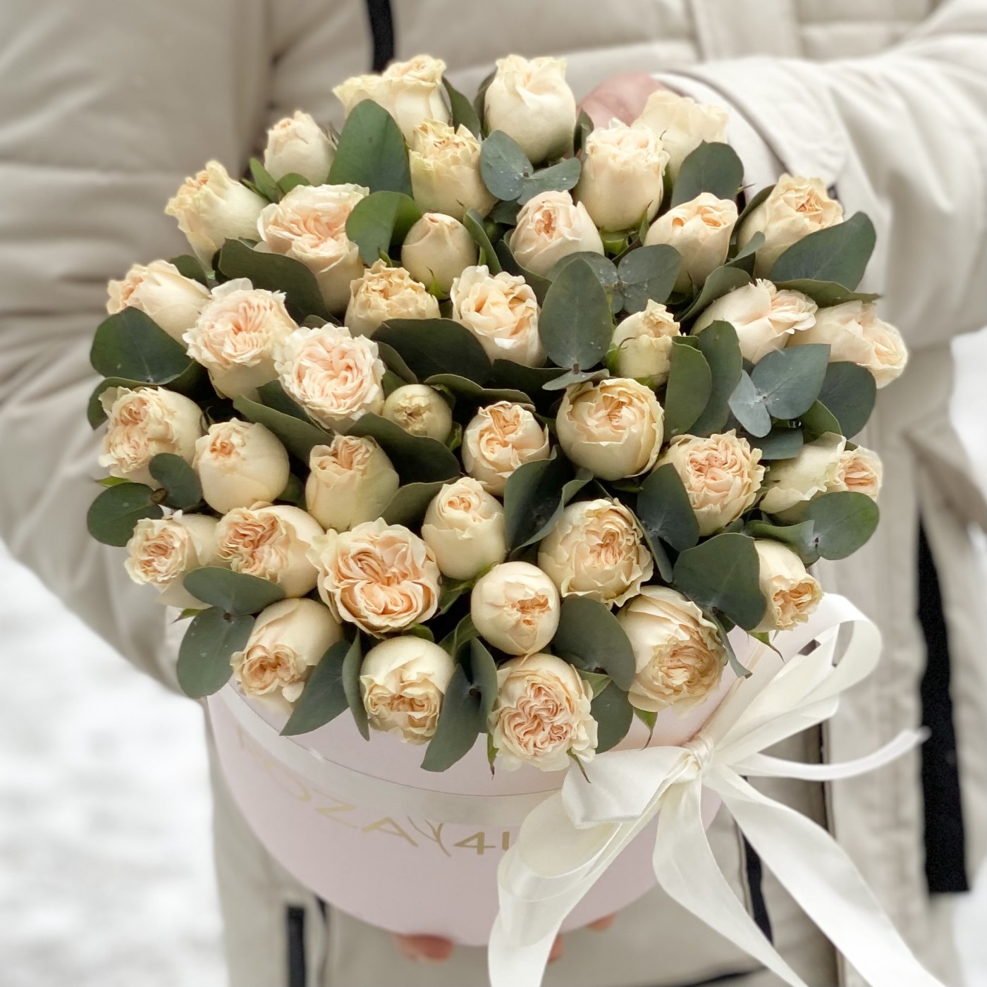 Саммер-роз персикового цвета с эвкалиптом в коробке